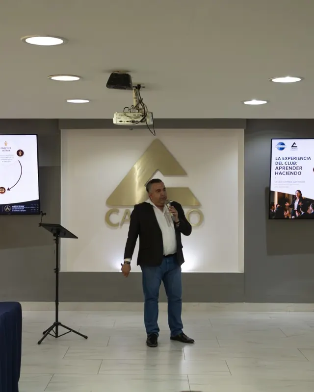 Mario Romero impartiendo una conferencia en una sala de empresarios
