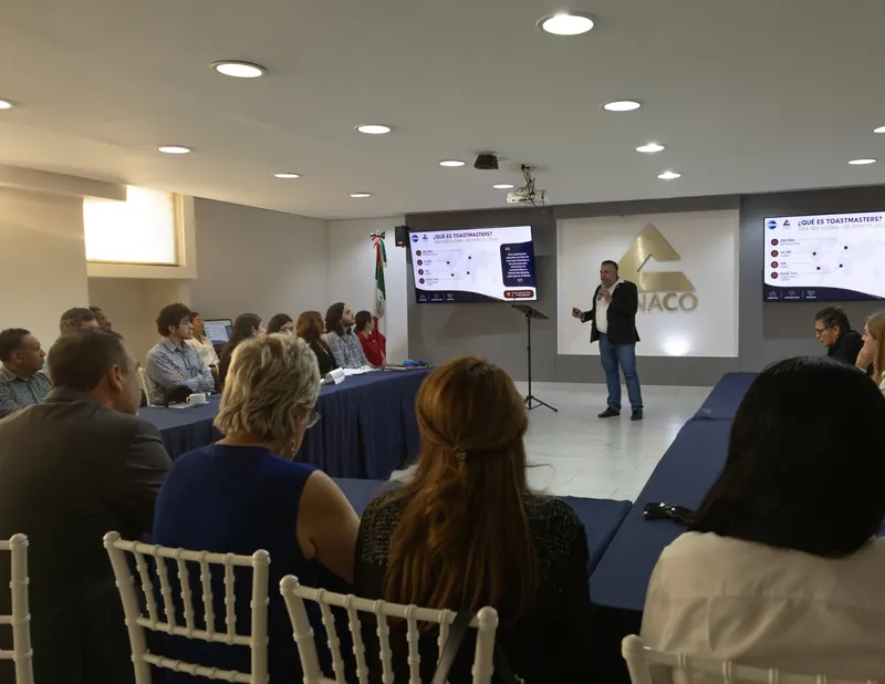 Conferencia sobre Toastmasters ante participantes sentados