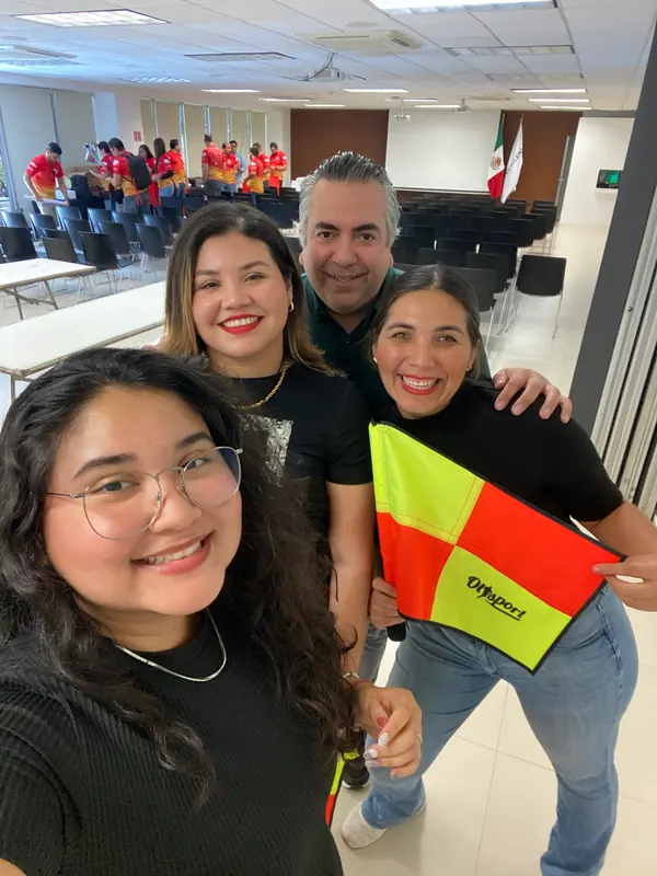 Integrantes del equipo sonriendo