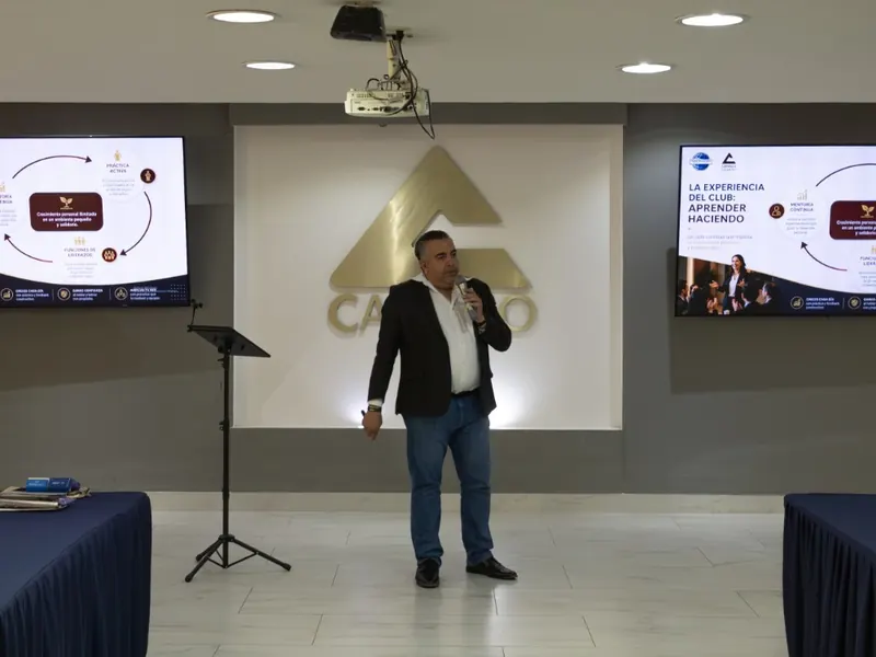 Mario Romero durante una conferencia ante participantes