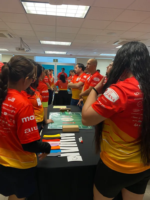 Participantes colaborando alrededor de una mesa durante un taller